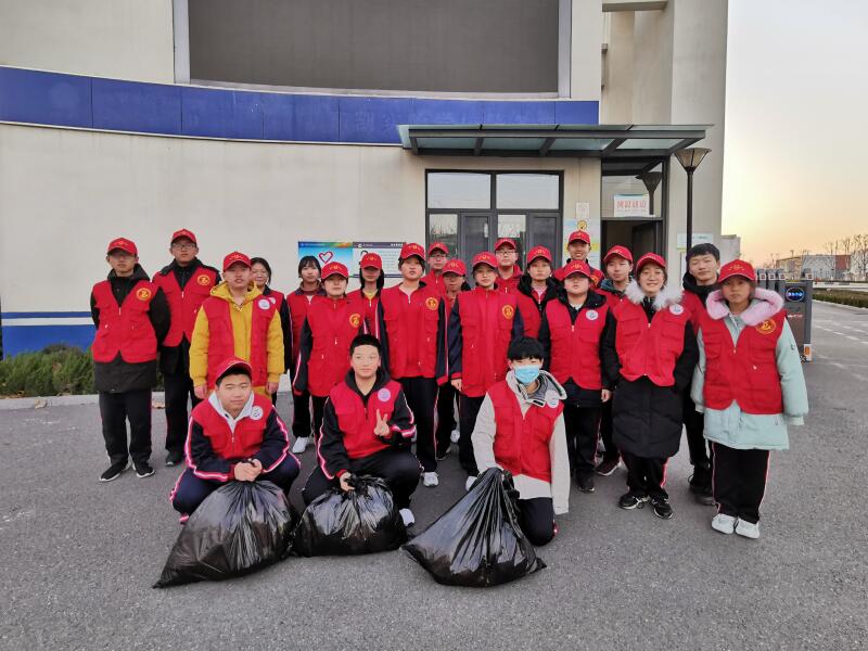 东凯实验学校组织开展 “清理绿化带垃圾 助力城市精细化管理”志愿服务活动
