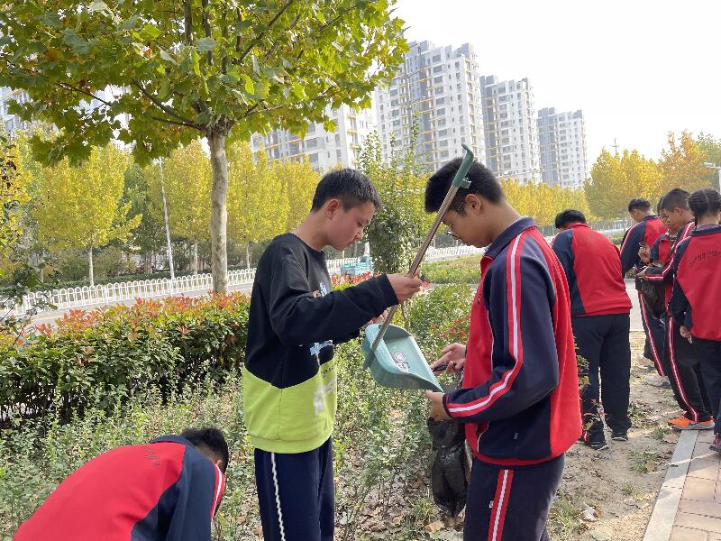 东凯实验学校开展“捡拾垃圾 美化环境”志愿服务活动