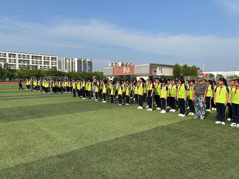 东凯实验学校举行六年级迈入初中门暨国防教育展演活动